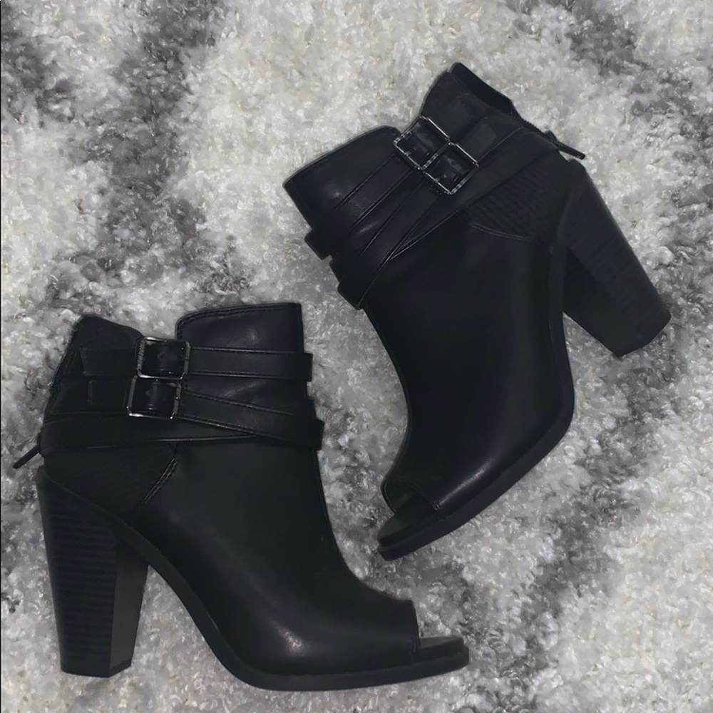 VERA WANG black open toed heals